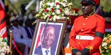 Raila Amoro Odinga aziikiddwa mu bitiibwa bya Kenya ebijjuvu – bangi bamutenderezza olw’okwagala ensi ye, n’okukulemberamu eby’obufuzi eby’ensonga ebitali byakunonyaayo nsimbi