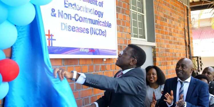 Katikkiro Mayiga agguddewo ekifo ewajjanjabirwa endwadde ezitasiigibwa mu ddwaliro e Mengo – alabudde abantu abejjanjaba nga bakozesa omutimbagano