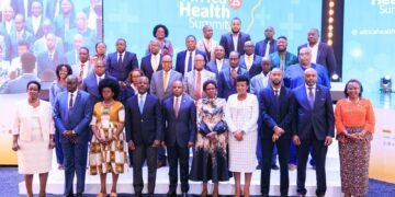 Abakulira eby’obulamu mu Africa bagala amawanga genoonyeze ensimbi eziyimirizaawo eby’obulamu eby’omutindo awatali kulindirira buyambi kuva mu bazungu