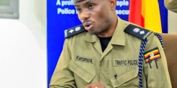 Police eyigga omuzadde agambibwa nti yakkirizza omwana ow’emyaka 6 okuvuga emmotoka – erabudde abavuga ebidduka nga tebalina bisaanyizo batwalibwa mu kkooti butereevu