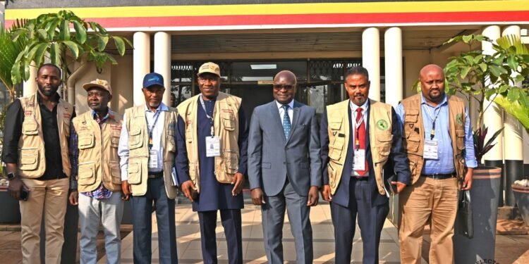 Akakiiko k’ebyokulonda kasisinkanye abagenda okulondoola eby’okulonda mu Uganda mu kalulu ka 2026 – balabuddwa obutagezaako kwogera na bannamawulire