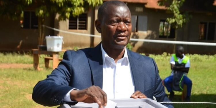 Eng.Ian Kyeyune alangiriddwa ku kifo kya ssentebe wa Wakiso omuggya – Najja Nasif ab’ebyokwerinda bamututte talinnya