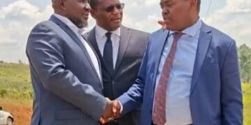 Commissioner wa Parliament Mathias Mpuuga ne banne bakyaliddeko omubaka Muwanga Kivumbi mu kkomera e Kitalya