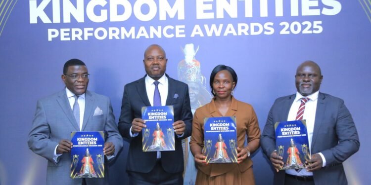 Obwakabaka bwa Buganda buwaddeyo ebirabo eri ebitongole byabwo ebyasiinga okukola obulungi emirimu mu 2025 – CBS eweereddwa ekirabo ekisukkulumye