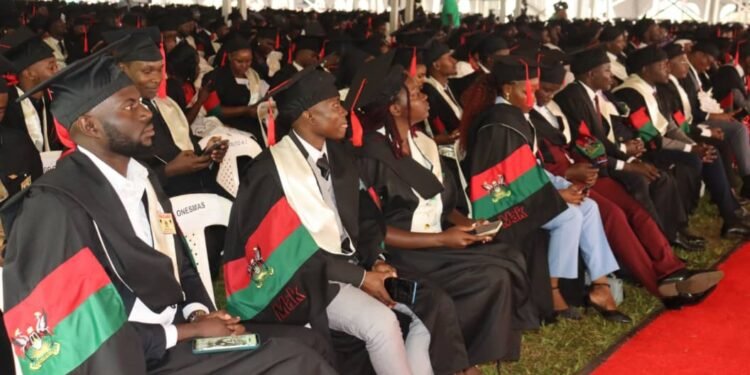 Abayizi 9,295 bebatikiddwa e Makerere University ku matikkira ag’omulundi ogwa 76 – abayizi 213 bafunye PhD