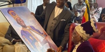 Ssaabasajja Kabaka ayozaayozezza Tieng Adolah omukulembeze w’Ennono ow’Abajapadola Moses Stephen Owor olw’okuweza emyaka 100 egy’obukulu