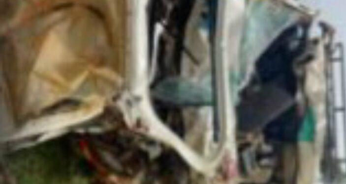 Abantu 3 bafiiridde mu kabenje akagudde e Nakaseke – Takisi ebaddemu abasaabaze etomereganye n’emmotoka ebadde etisse emiti