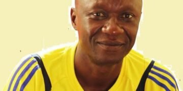 Mike Mutebi eyali omutendesi w’omupiira eyabadde abuze azuuliddwa – atwaliddwa mu ddwaliro okwongera okwekebejjebwa