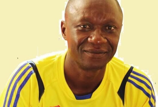 Mike Mutebi eyali omutendesi w’omupiira eyabadde abuze azuuliddwa – atwaliddwa mu ddwaliro okwongera okwekebejjebwa