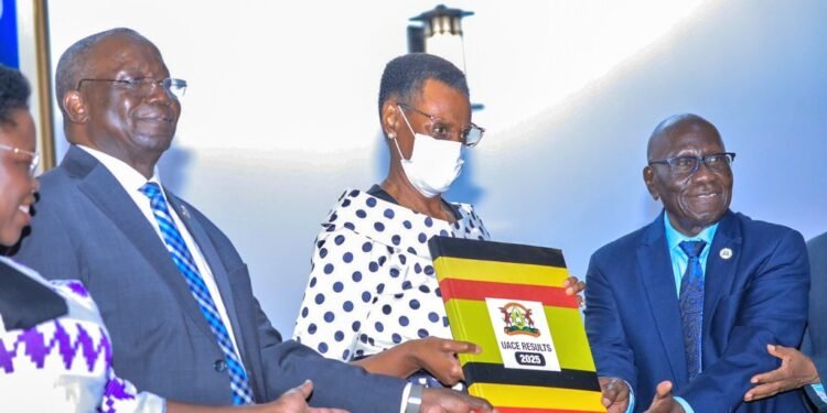 Ebigezo by’abayizi abatuula UACE 2026 bikomyewo – abayizi beyongedde okukola amasomo ga science n’okugayita