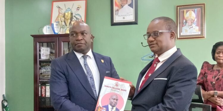 Canon Fred Kazibwe abadde akulira King’s College Budo awaddeyo wofiisi eri Godfrey Kasamba headmaster omujja