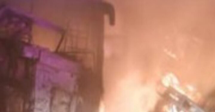 Abantu 6 bafiiridde mu kabenje akagudde ku luguudo oluva e Kiboga okudda e Hoima  – bbaasi ne lukululana zikutte omuliro