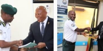 Maj. General Apollo Kasiita Goowa ne Brig. General Johnson Namanya ababadde bakulira ekitongole ekikola ku bantu abafuluma n’okuyingira eggwanga – bawaddeyo office ezo mu butongole