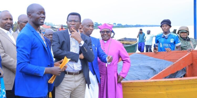 Katikkiro Mayiga alambudde abavubi n’abalimi b’emmwanyi e Kasensero mu nkola ya Situla Omutindo – asabye government ya Uganda okukolagana n’eya Tanzania okumalawo ettemu erikolebwa ku bavubira ku nnyanja Nnalubaale