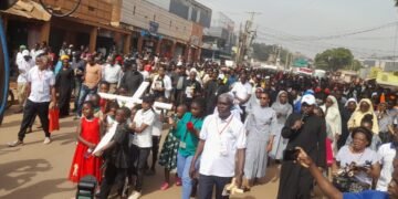 Abagoberezi ba Kristo mu Uganda batambuzza ekkubo ly’omusaalaba – nebavumirira ebikolwa eby’okutulugunya abantu mu ggwanga n’aabenyigira mu bikolwa ebyekko bekomeko