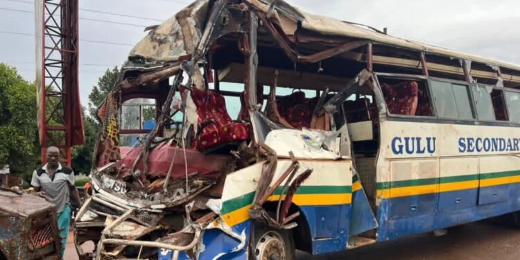 Abayizi ababadde bagenda okulambula bafunye akabenje e Kiryandongo – conductor wa Bus afiiriddewo