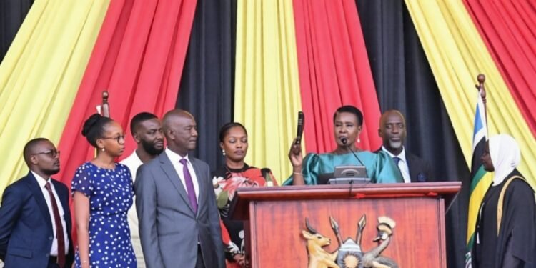 Ababaka ba parliament ya Uganda ey’omulundi ogwe 12 bamalirizza okulayira – obunkenke busigadde kukulonda anabeera sipiika wa parliament n’omumyuka we