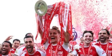 Arsenal the Gunners ekwasiddwa ekikopo kya Bungereza 2025/2026 – abawagizi baayo babinuka okwetoloola ensi yonna