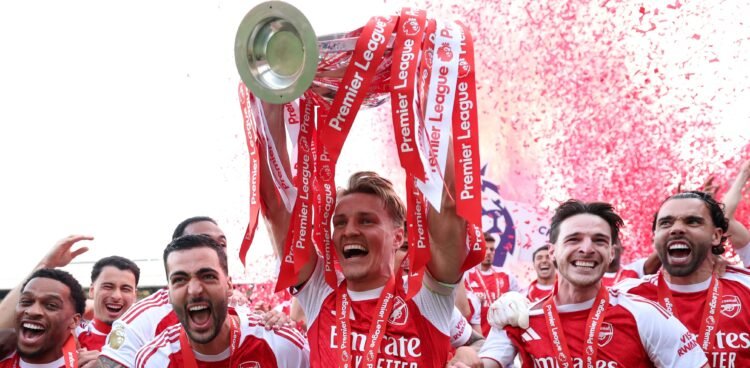 Arsenal the Gunners ekwasiddwa ekikopo kya Bungereza 2025/2026 – abawagizi baayo babinuka okwetoloola ensi yonna