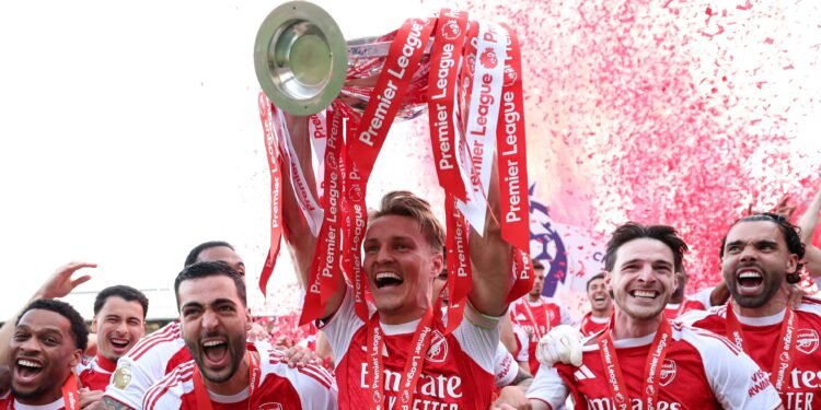 Arsenal the Gunners ekwasiddwa ekikopo kya Bungereza 2025/2026 – abawagizi baayo babinuka okwetoloola ensi yonna