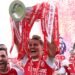 Arsenal the Gunners ekwasiddwa ekikopo kya Bungereza 2025/2026 – abawagizi baayo babinuka okwetoloola ensi yonna