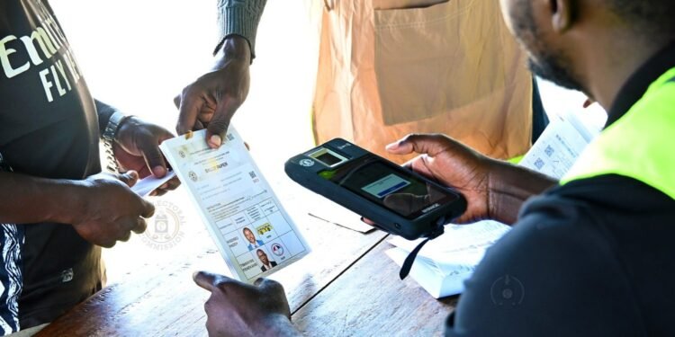 Okulonda ssentebe wa district ye Kikuube – obuuma bu biometric machines bwebukozeseddwa