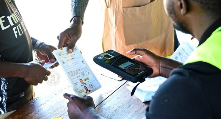 Okulonda ssentebe wa district ye Kikuube – obuuma bu biometric machines bwebukozeseddwa
