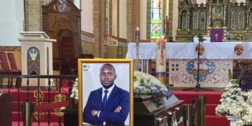 Abadde omukozi wa BBS Terefayina Joseph Sseruwooza bamutenderezza ng’omukozi abadde ow’embala- bamusabidde mu lutikko e Lubaga