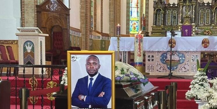 Abadde omukozi wa BBS Terefayina Joseph Sseruwooza bamutenderezza ng’omukozi abadde ow’embala- bamusabidde mu lutikko e Lubaga