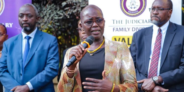 Essiga eddamuzi lyagala bannamateeka bakulemberemu kaweefube w’okugonjoola emisango gy’amaka nga bayita mu kutabagana – mu kifo ky’okujitwala mu kooti