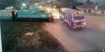 Eggaali y’omukka etomedde bus ebadde etwala abayizi ba Mwebaze High school okulambula – omusomesa afiiriddewo
