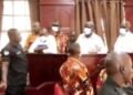 Dr. Kiiza Besigye atendewaliddwa naagwa mu kooti – Government eyanjudde Omumerica agenda okumulumiriza ne banne mu musango gw’okuluka olukwe okuvuunika government