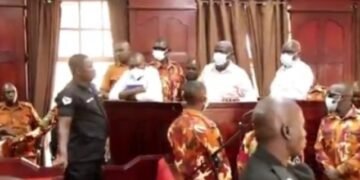 Dr. Kiiza Besigye atendewaliddwa naagwa mu kooti –  Government eyanjudde Omumerica agenda okumulumiriza ne banne mu musango gw’okuluka olukwe okuvuunika government