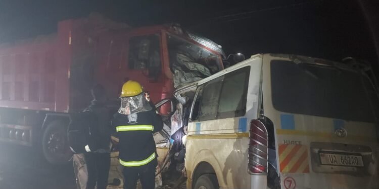 Abantu 14 bafiiridde mu kabenje akagudde mu Lwera – Sinotruck esaabadde Taxi